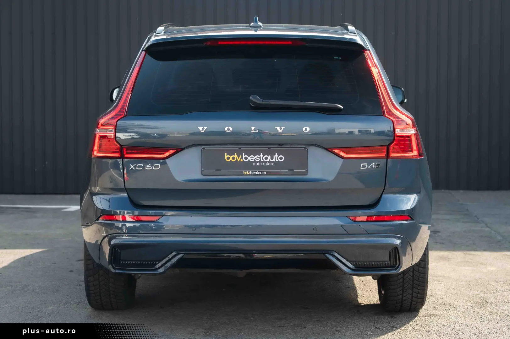 VOLVO XC60 B4 MHEV AT AWD Plus Dark