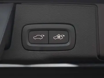 VOLVO XC60 B4 MHEV AT AWD Plus Dark