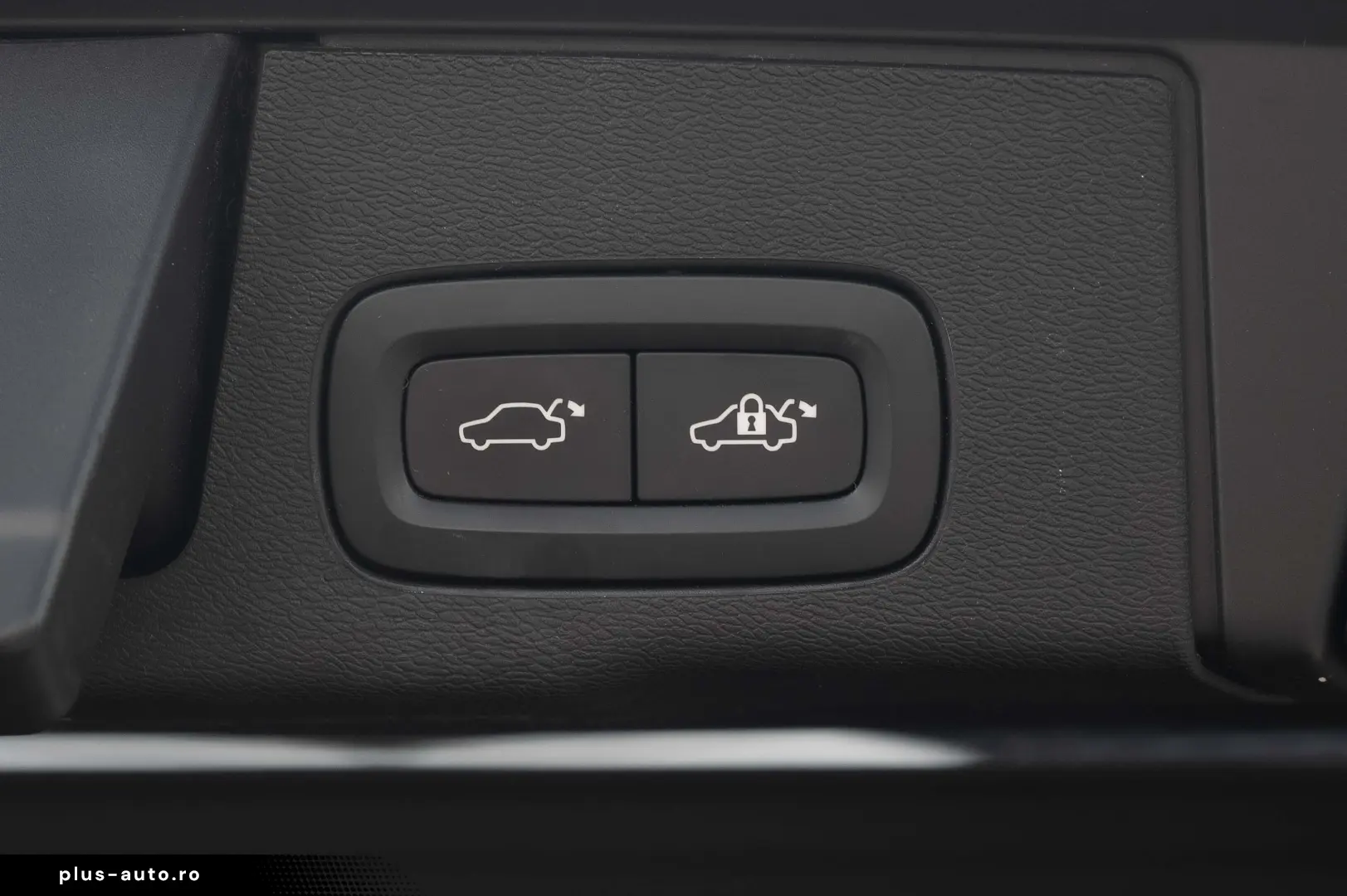 VOLVO XC60 B4 MHEV AT AWD Plus Dark