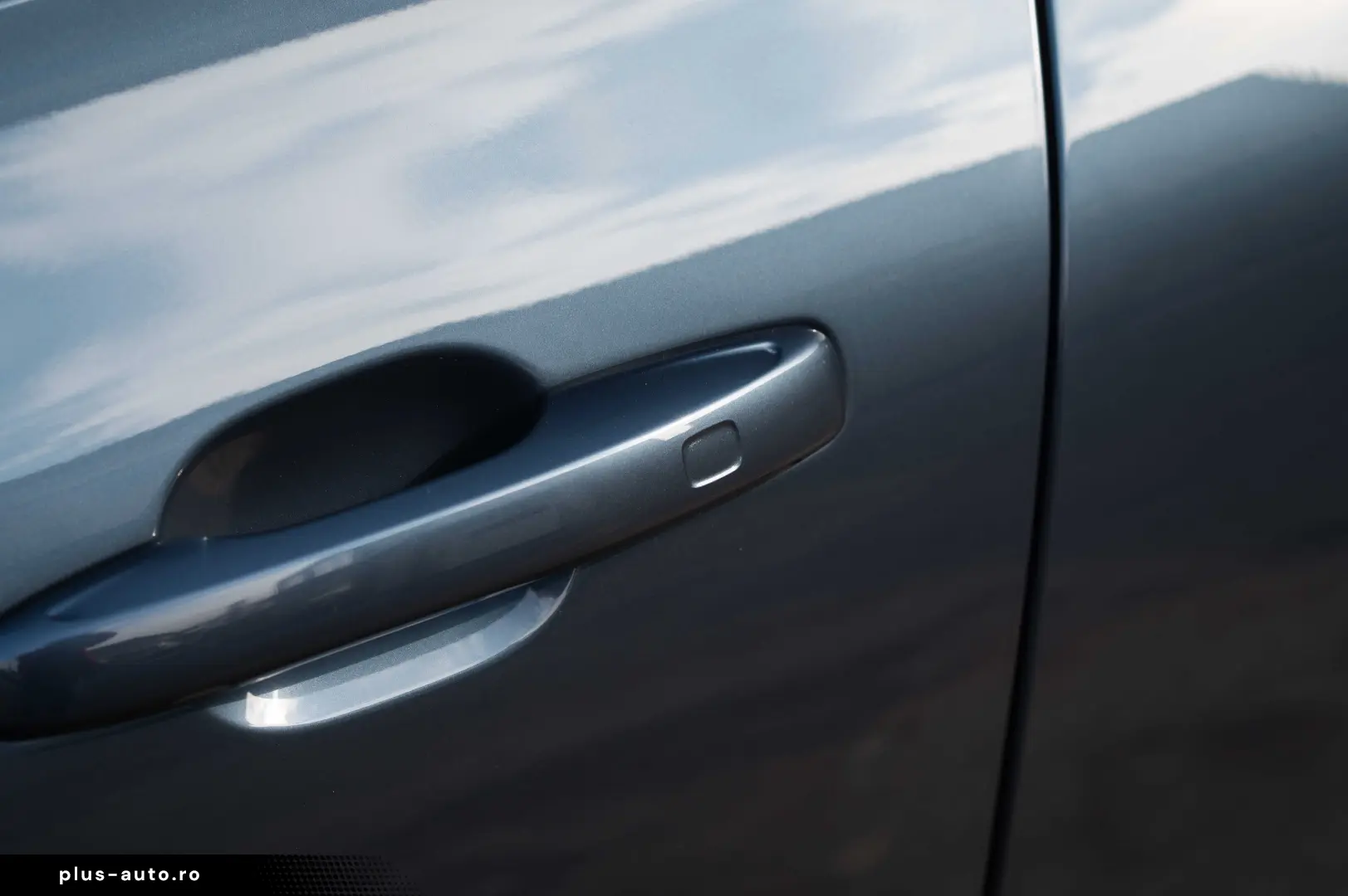 VOLVO XC60 B4 MHEV AT AWD Plus Dark