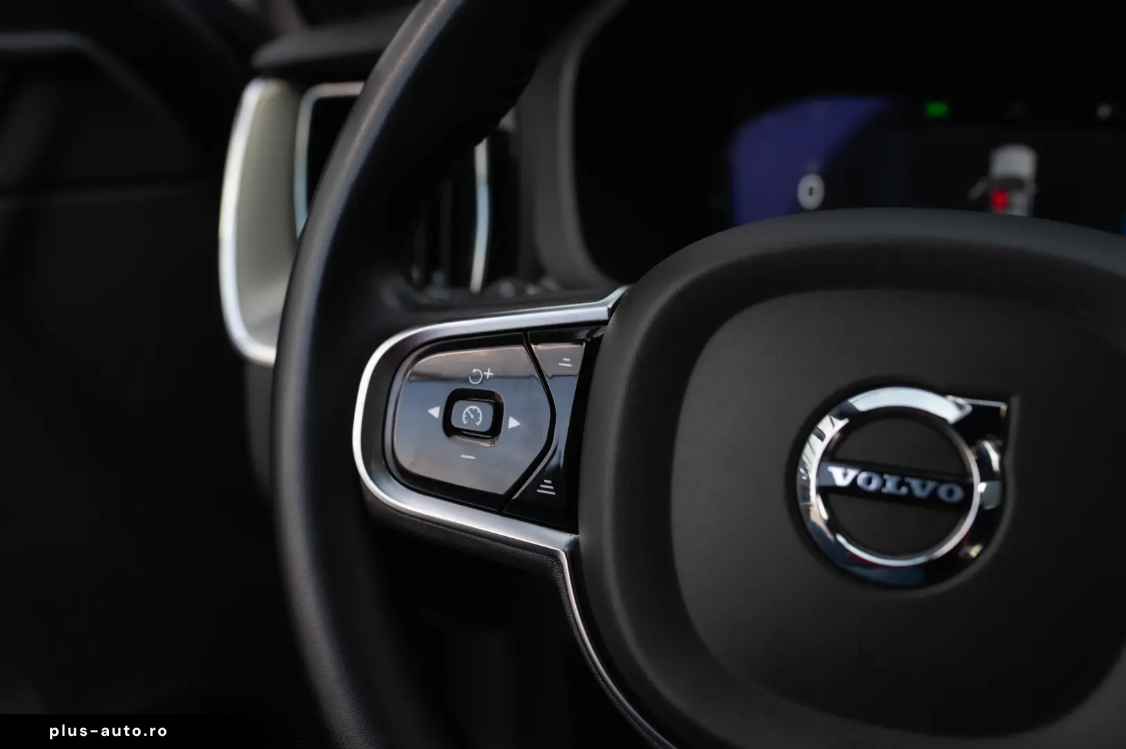 VOLVO XC60 B4 MHEV AT AWD Plus Dark