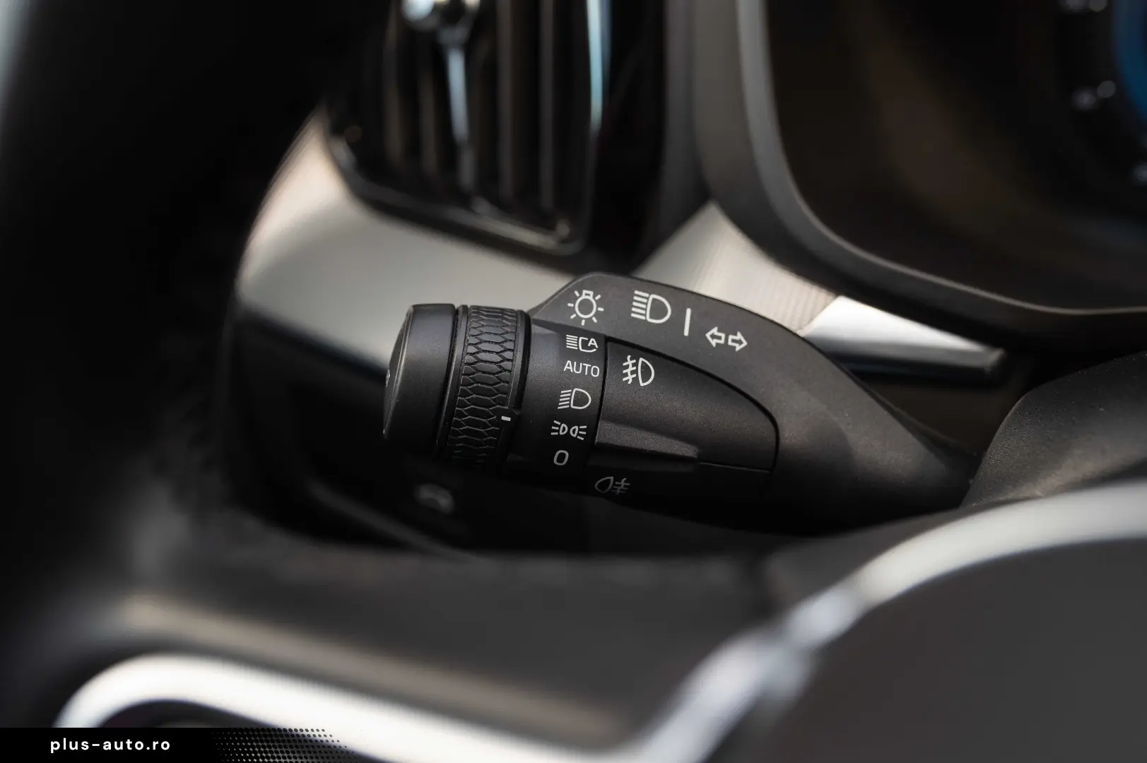 VOLVO XC60 B4 MHEV AT AWD Plus Dark