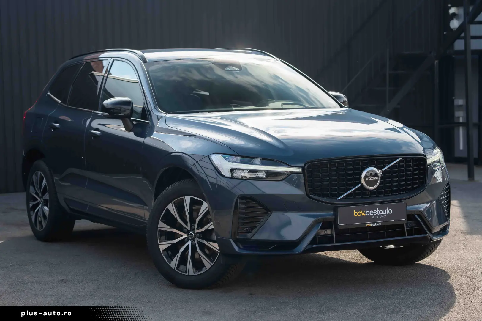 VOLVO XC60 B4 MHEV AT AWD Plus Dark
