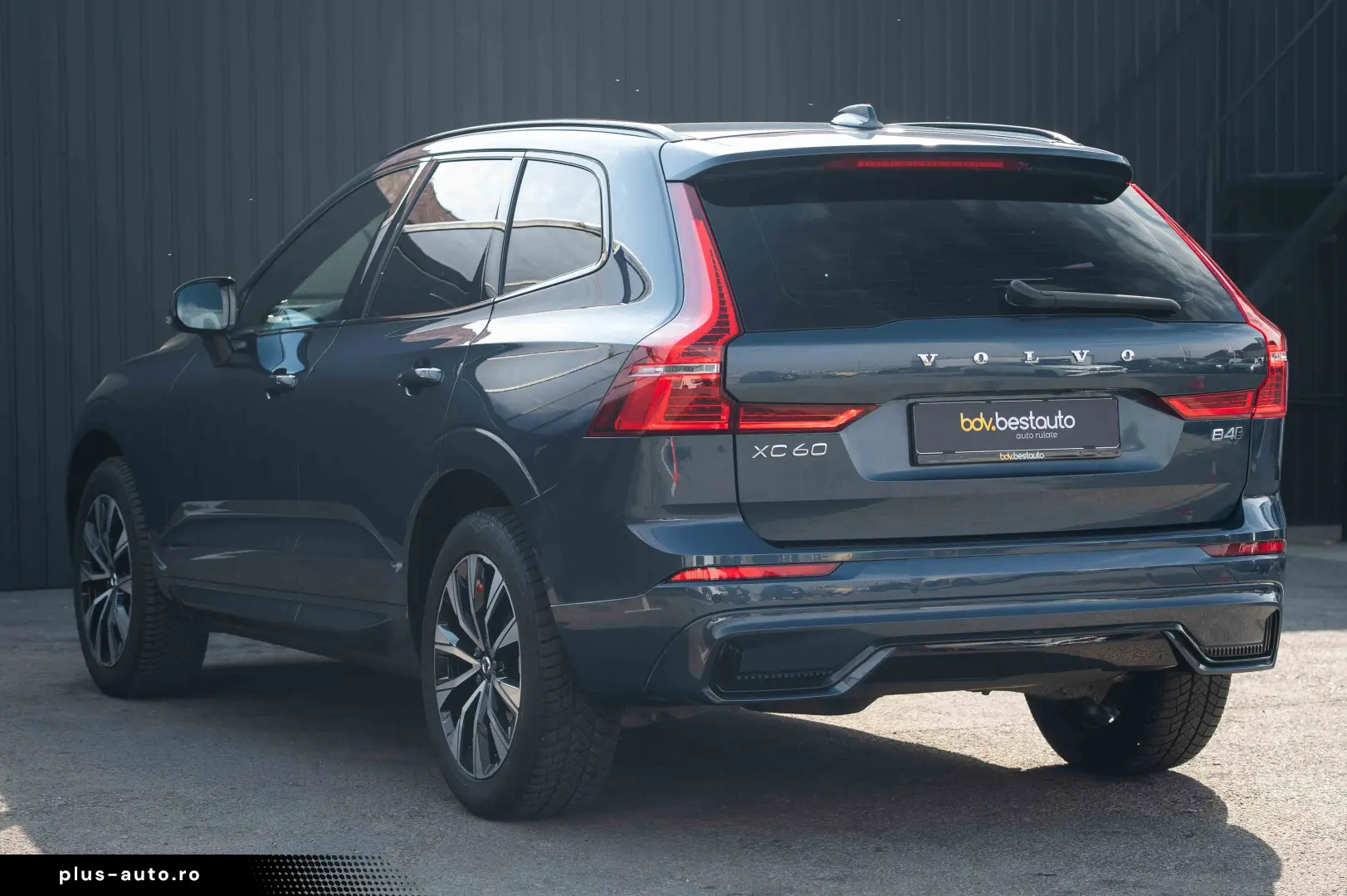 VOLVO XC60 B4 MHEV AT AWD Plus Dark