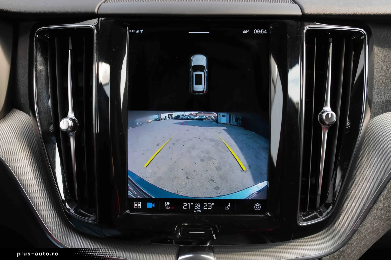 VOLVO XC60 B4 MHEV AT AWD Plus Dark