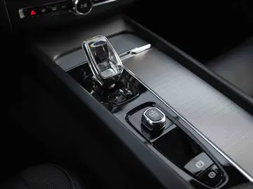 VOLVO XC60 B4 MHEV AT AWD Plus Dark