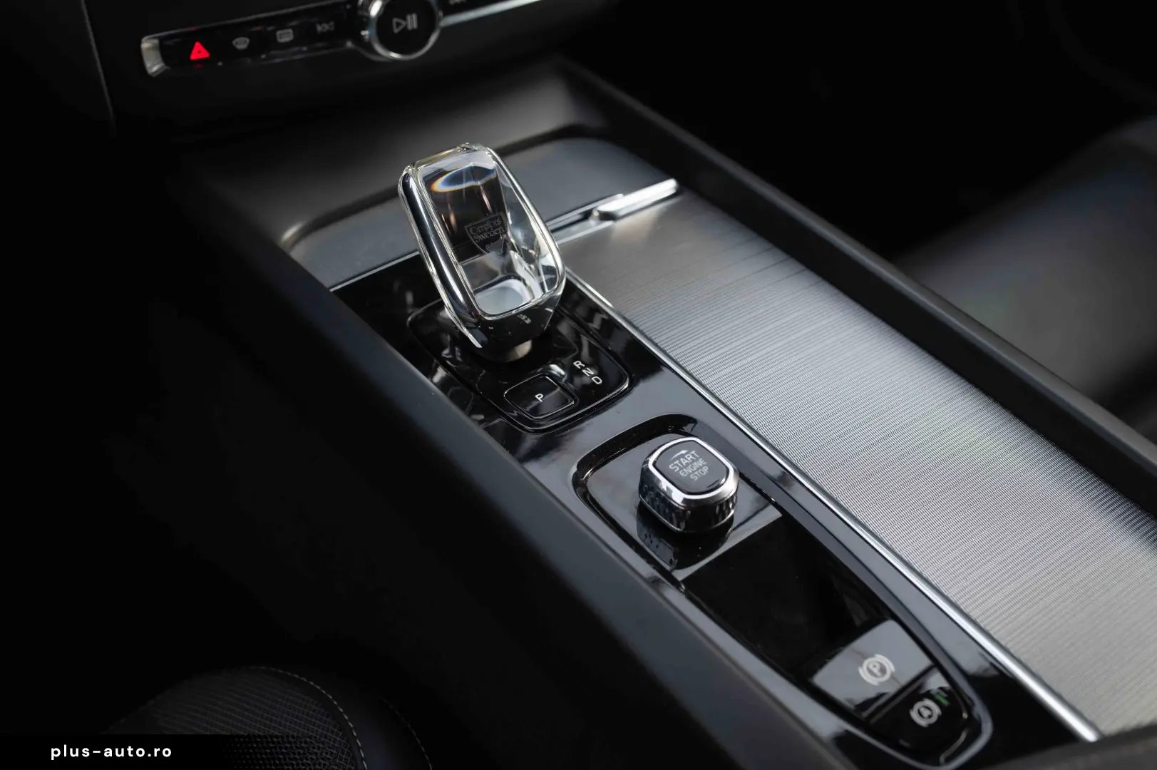 VOLVO XC60 B4 MHEV AT AWD Plus Dark