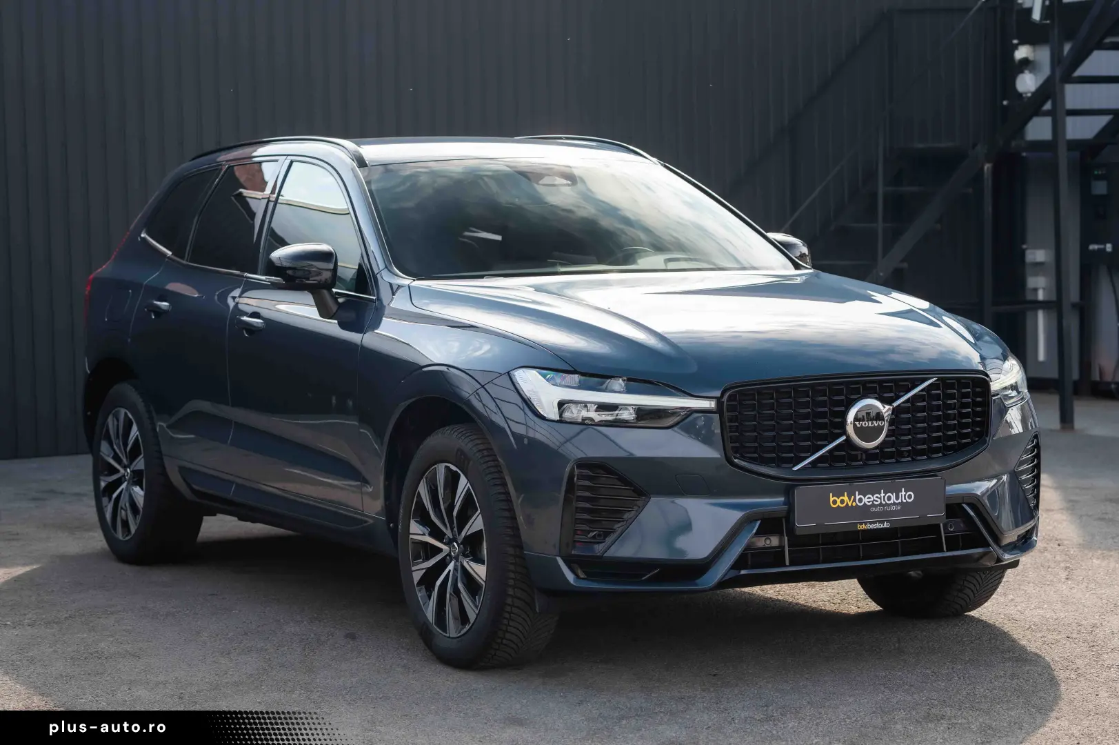 VOLVO XC60 B4 MHEV AT AWD Plus Dark