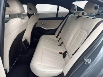 BMW M340d xDrive M SportPro LivePro CarPlay Driving