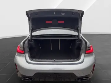 BMW M340d xDrive M SportPro LivePro CarPlay Driving