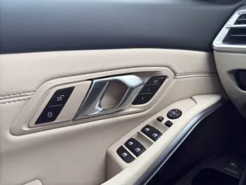 BMW M340d xDrive M SportPro LivePro CarPlay Driving