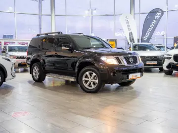 Nissan Pathfinder 2.5dCi 4x4 - Automat