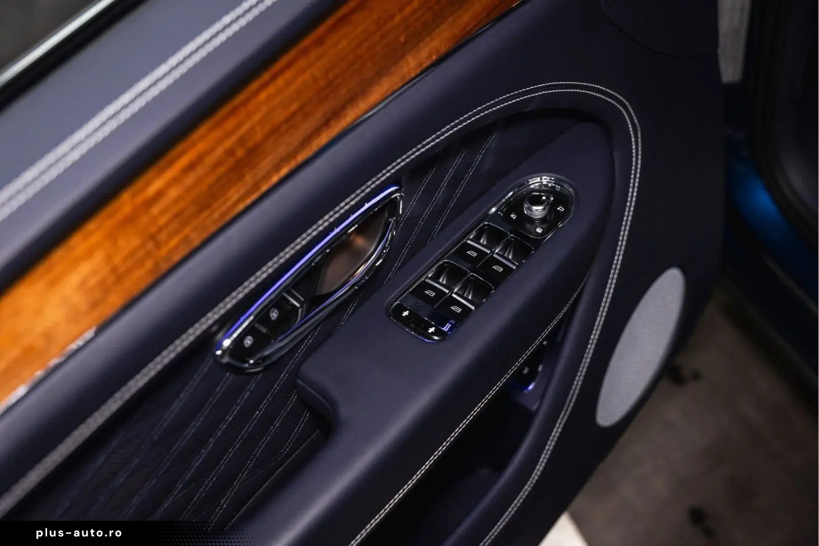 BENTLEY Bentayga EWB Azure V8  Touring Spec Comfort Spec