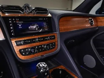 BENTLEY Bentayga EWB Azure V8  Touring Spec Comfort Spec