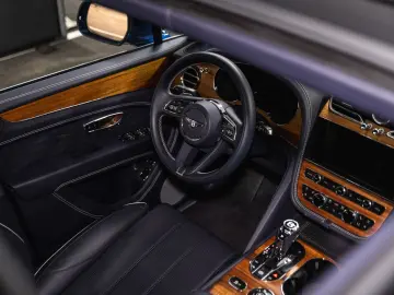 BENTLEY Bentayga EWB Azure V8  Touring Spec Comfort Spec