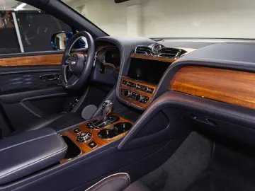BENTLEY Bentayga EWB Azure V8  Touring Spec Comfort Spec