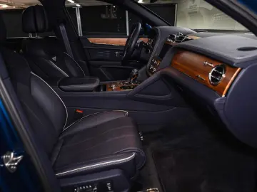 BENTLEY Bentayga EWB Azure V8  Touring Spec Comfort Spec
