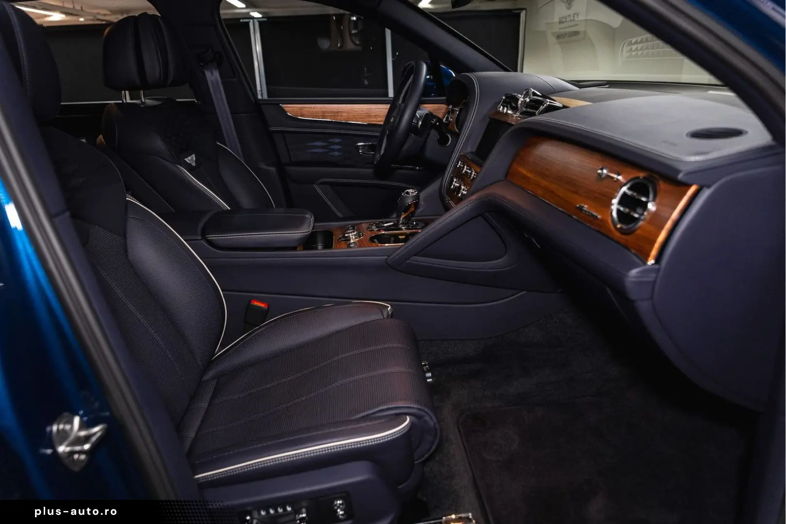 BENTLEY Bentayga EWB Azure V8  Touring Spec Comfort Spec