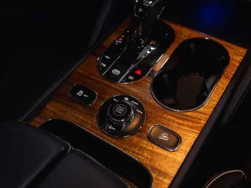 BENTLEY Bentayga EWB Azure V8  Touring Spec Comfort Spec