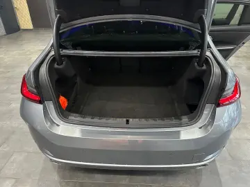 BMW 320 i Limousine  HEAD-UP   KAMERA   MEMORY   LED