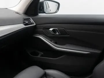 BMW 330i DigitalKey DAB Komfort HiFi Leder 18Zoll