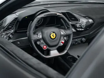 FERRARI 488 Pista Spider CARBON LIFT 1. HAND STOCK TOP