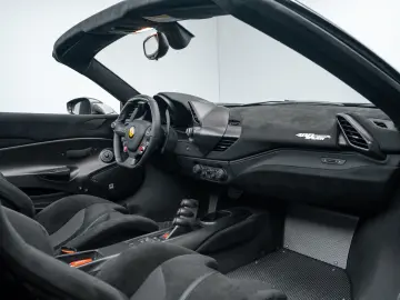 FERRARI 488 Pista Spider CARBON LIFT 1. HAND STOCK TOP