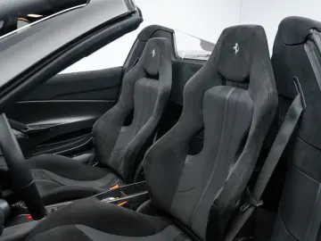 FERRARI 488 Pista Spider CARBON LIFT 1. HAND STOCK TOP