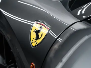 FERRARI 488 Pista Spider CARBON LIFT 1. HAND STOCK TOP