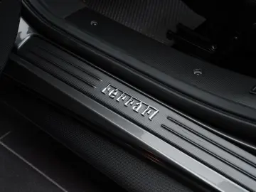 FERRARI 488 Pista Spider CARBON LIFT 1. HAND STOCK TOP