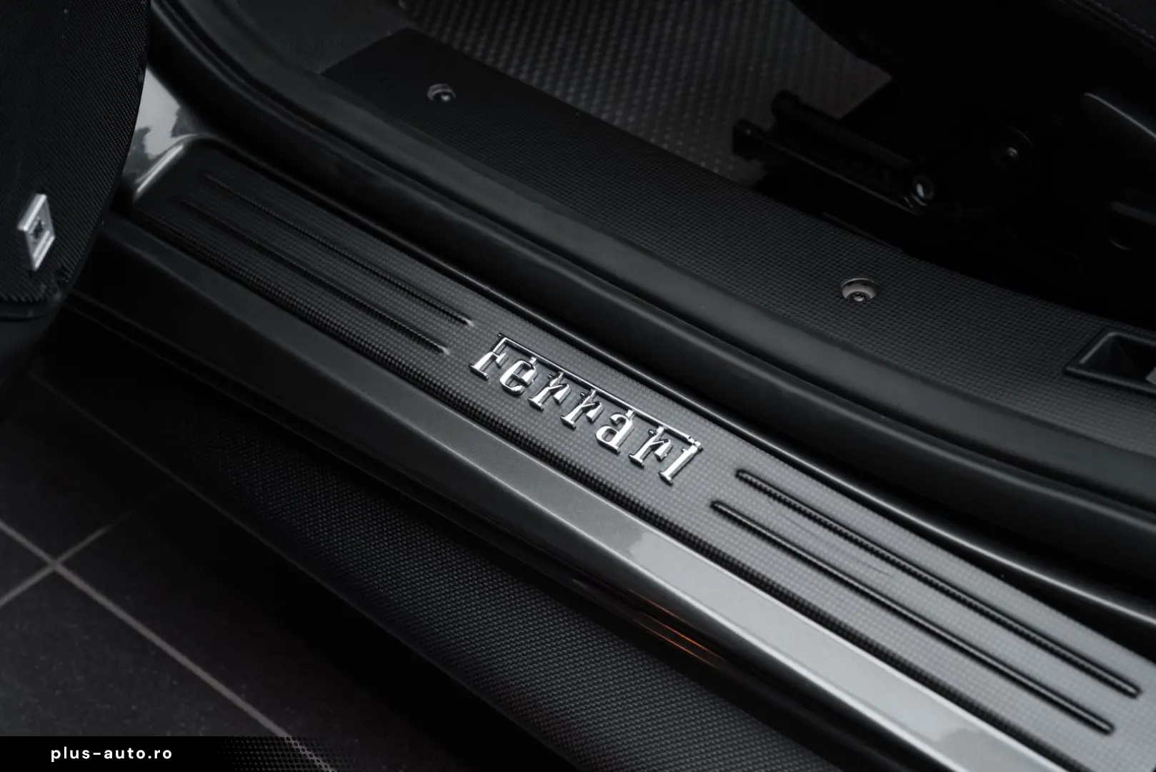 FERRARI 488 Pista Spider CARBON LIFT 1. HAND STOCK TOP