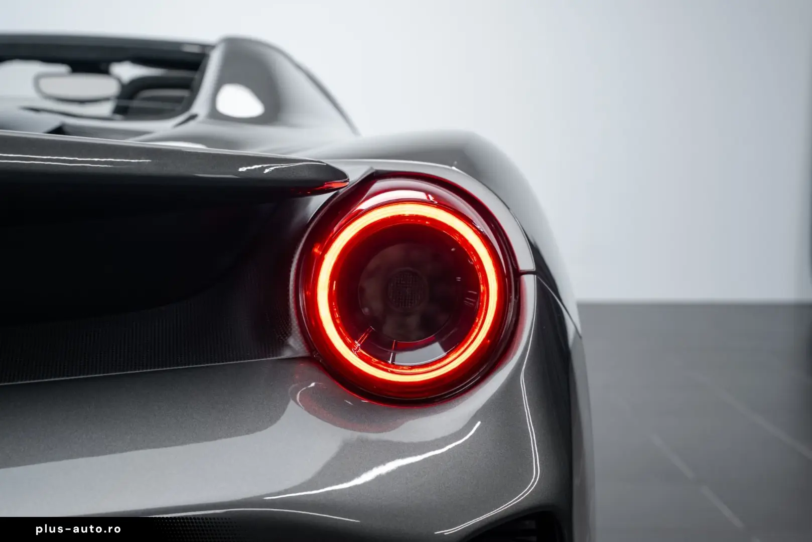 FERRARI 488 Pista Spider CARBON LIFT 1. HAND STOCK TOP