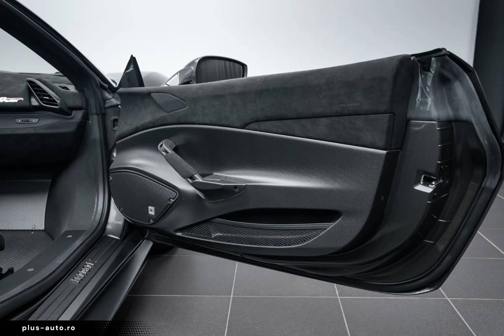 FERRARI 488 Pista Spider CARBON LIFT 1. HAND STOCK TOP