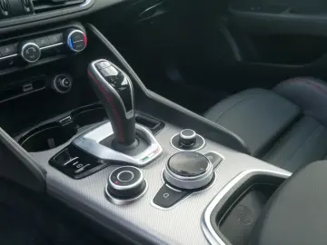 ALFA ROMEO Giulia COMPETIZIONE 2.0 TURBO 16V 280 PS AT8 Q4