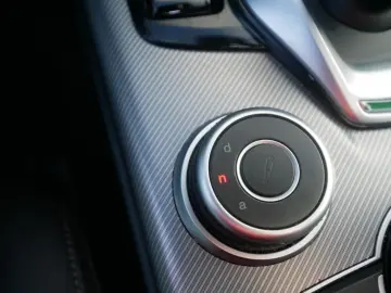 ALFA ROMEO Giulia COMPETIZIONE 2.0 TURBO 16V 280 PS AT8 Q4