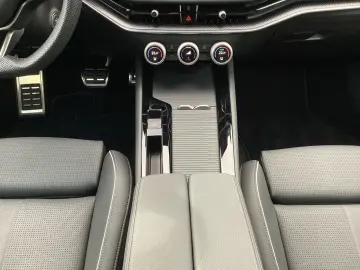 SKODA Superb 2.0 TDI DSG Sportline 4x4 ACC Matrix Navi