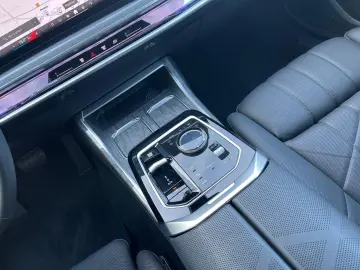 BMW 750 e xDrive TV-Fond-Entertainment Sky
