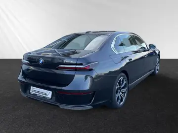 BMW 750 e xDrive TV-Fond-Entertainment Sky