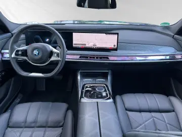 BMW 750 e xDrive TV-Fond-Entertainment Sky
