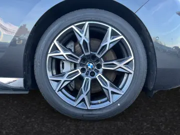 BMW 750 e xDrive TV-Fond-Entertainment Sky