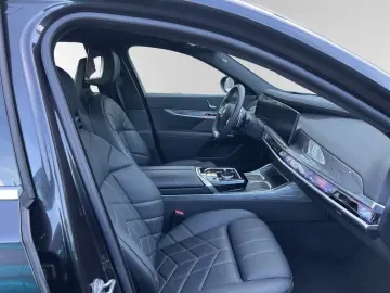 BMW 750 e xDrive TV-Fond-Entertainment Sky