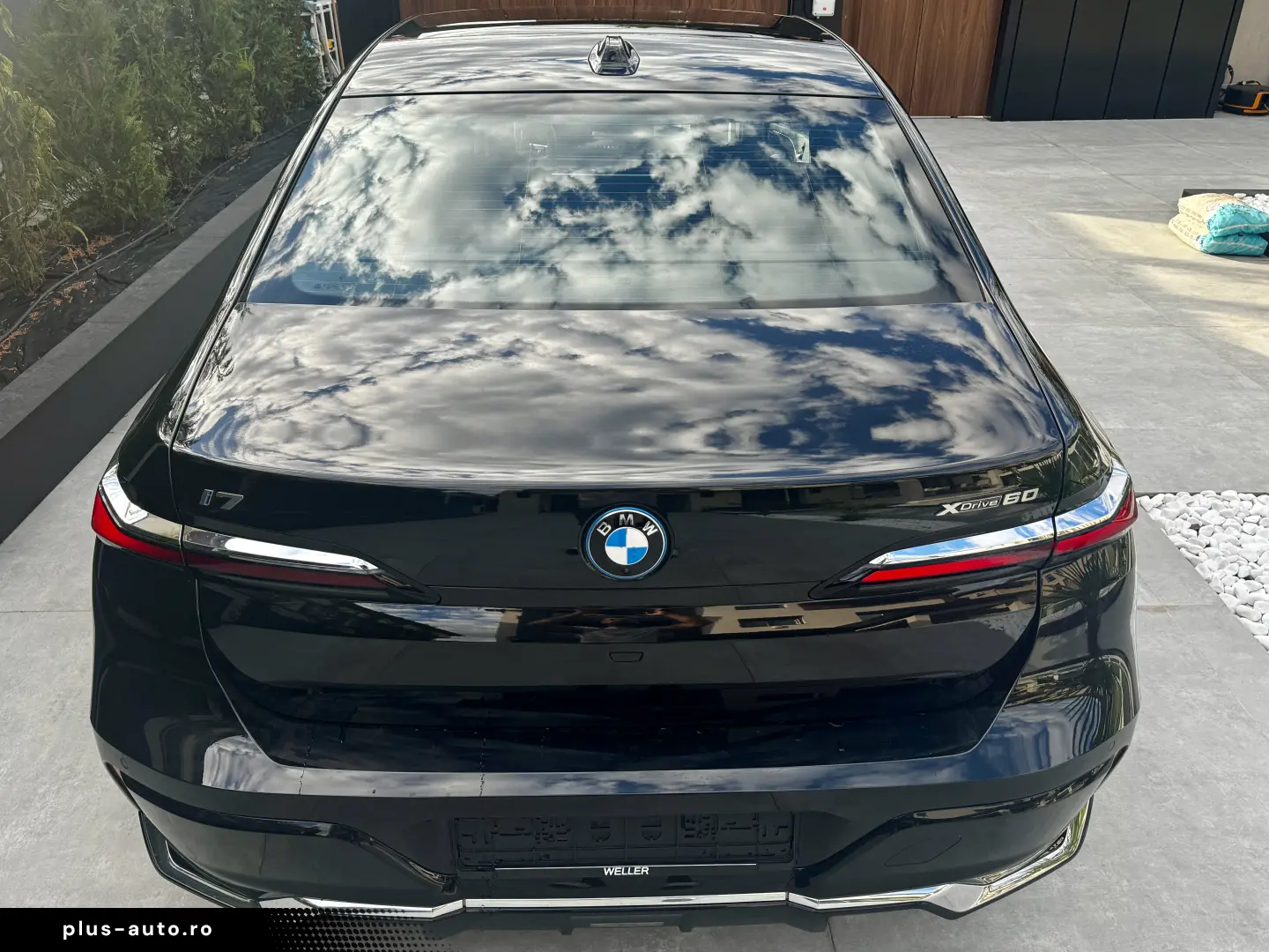 BMW i7