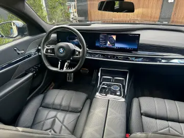 BMW i7