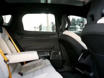 Polestar 3   in STOCK  B&W   MASSAGE