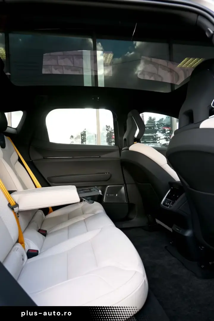 Polestar 3   in STOCK  B&W   MASSAGE