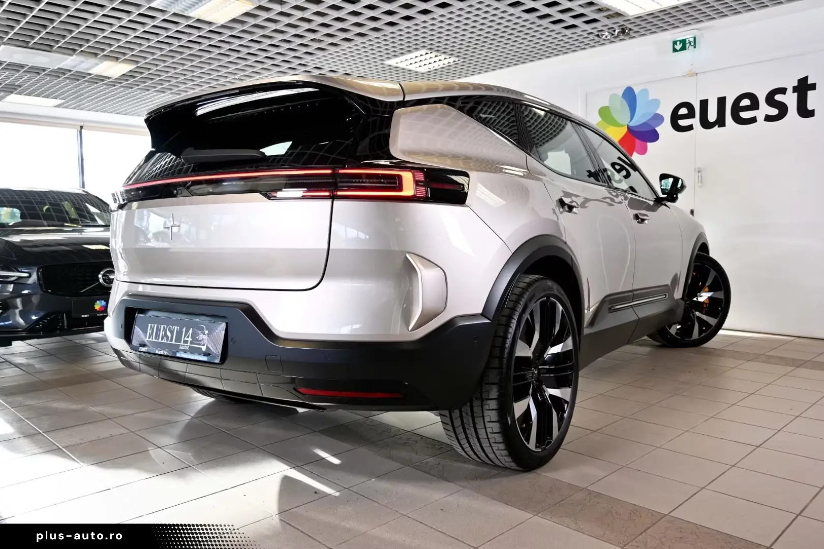 Polestar 3   in STOCK  B&W   MASSAGE