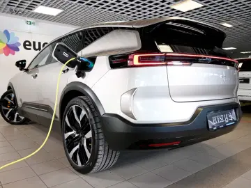 Polestar 3   in STOCK  B&W   MASSAGE