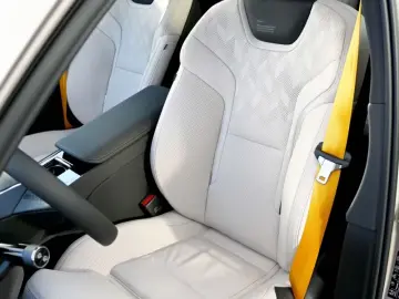 Polestar 3   in STOCK  B&W   MASSAGE