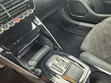 PEUGEOT 2008 GT Pack 130 EAT8 Automatik