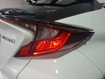 TOYOTA C-HR Hybrid Flow